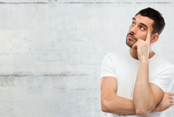 man, aan het nadenken over feiten en fabels over werken bij een uitzendbureau