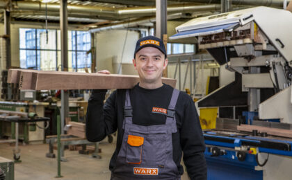 Man aan het werk in Nederland in houtbewerking